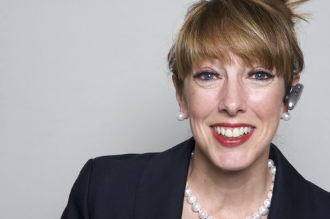 肖像照片，女性，穿着，黑色，西装，蓝牙耳机，营销，女性