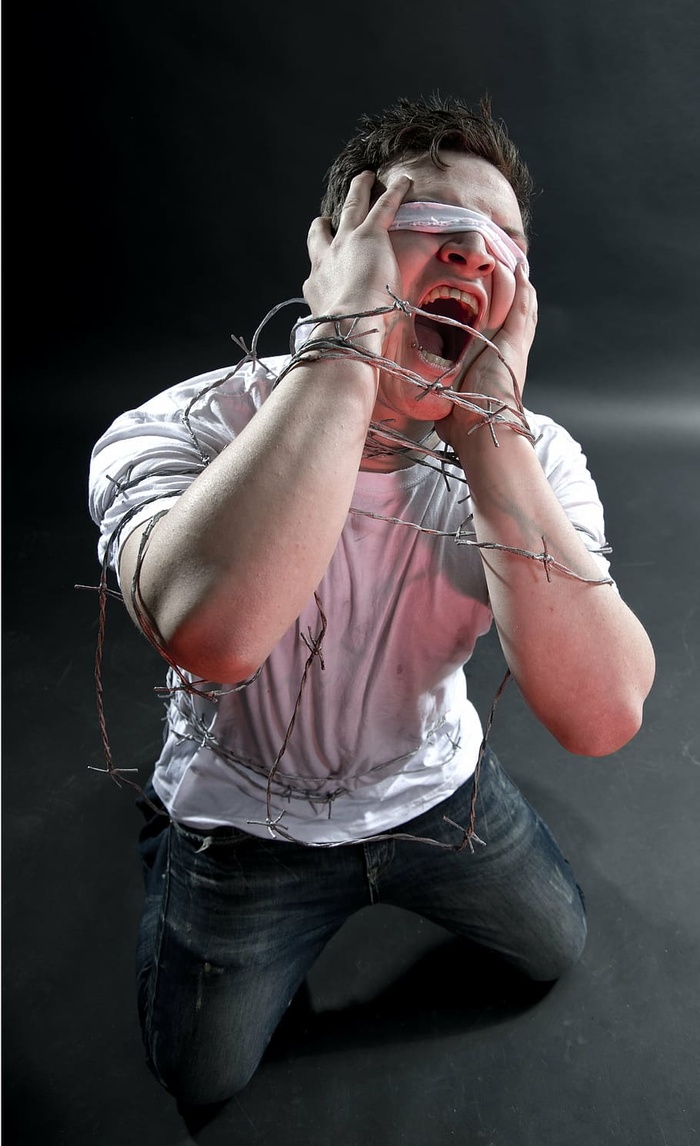 无标题，哭泣，铁丝网，被抓住，跪着，失明，恐惧，宗教