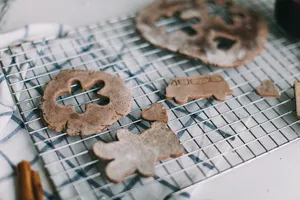 铁丝架上的棕色面包