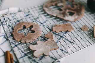 铁丝架上的棕色面包