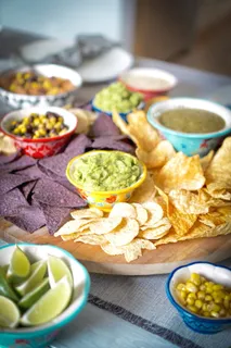 酸橙旁边的纳乔薯片