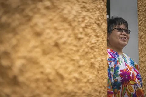 微笑的女人站在白天