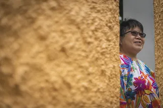 微笑的女人站在白天