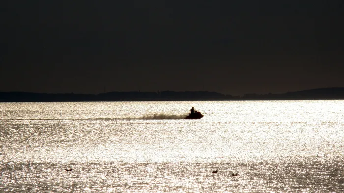 滑板车，大海，太阳的反射，水上运动，水上滑板车，夏天，水上滑板车，jetskis