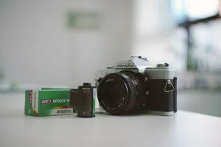 黑色美能达单反相机