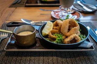 面包、食物、膳食、碗、盘、餐具、叉子、陶器