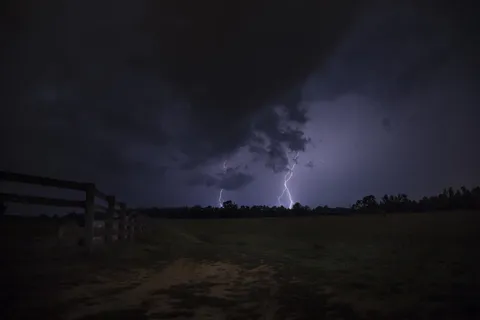 夜间雷击地面 夜间雷击地面