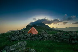 橙色，露营帐篷，绿色，高山，高地，云，天空，山顶