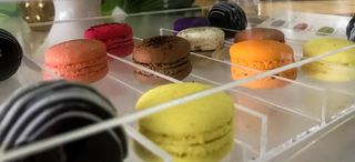 南非，比勒陀利亚，姜苹果咖啡馆和烹饪建筑师，酸橙，绿色，黄色，黑色，玻璃