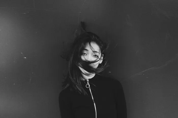 穿衬衫的女人的灰度摄影