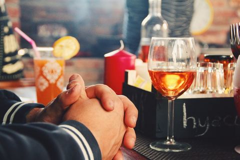 装满葡萄酒的透明酒杯