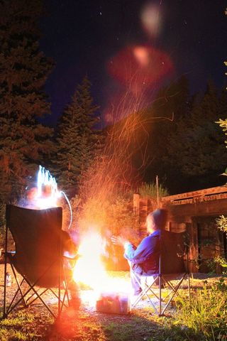 美国，蒙大拿州，夜间，露营，树木，长时间暴露，好朋友，篝火