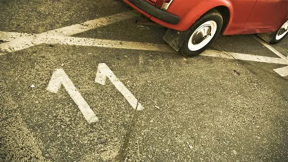 红色、汽车、停车、道路、白色、数字、涂漆、灰色