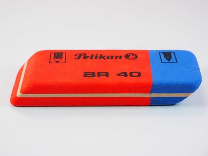 白色表面上的红色和蓝色Pelikan Br 40橡皮擦