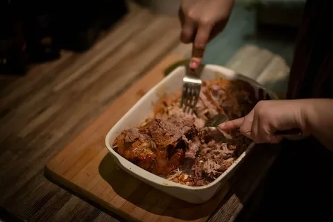 烹饪，食物，食物准备，手，肉，人的手，手，食物和饮料