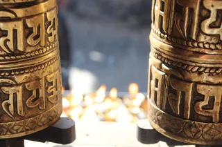 虔诚，om mani padme hum，尼泊尔，特写，聚焦前景，无人，文字，白天