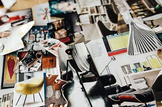 使用材料样品和剪纸的设计师