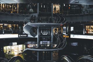 在大楼内行走的人