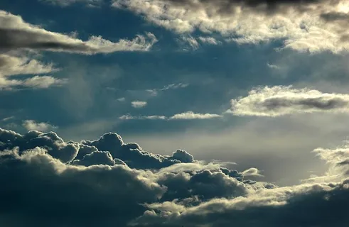 灰色雨云的低角度摄影 灰色雨云的低角度摄影