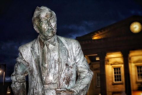 雕像，哈罗德·威尔逊，英国首相，夜间，照明，低角度视图，成人