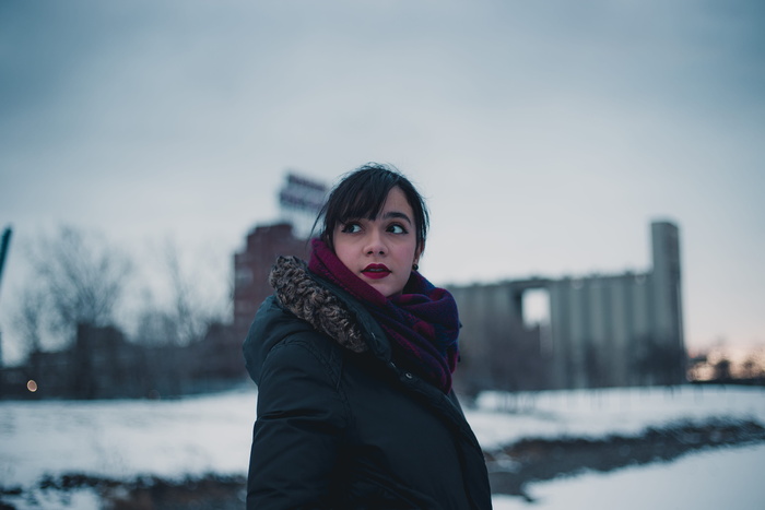 站在雪地上的女人的选择性聚焦摄影