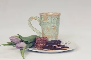 饼干，饼干，鲜花，食物，杯子，盘子，糖果，郁金香