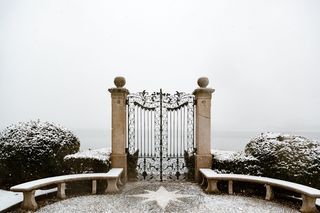 封闭式黑色金属门