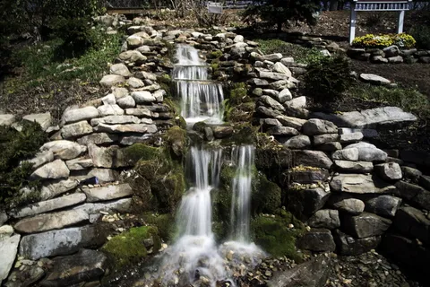 佐治亚州海伦市，随着时间推移，路边的水落了下来