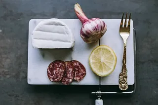 在厨房准备一些开胃食物