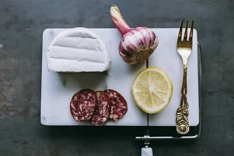 在厨房准备一些开胃食物 在厨房准备一些开胃食物