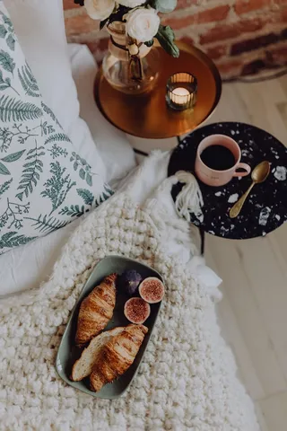 一间漂亮的女人卧室，里面有一束美丽的花