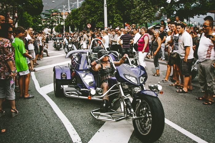 黑色和紫色旅行摩托车