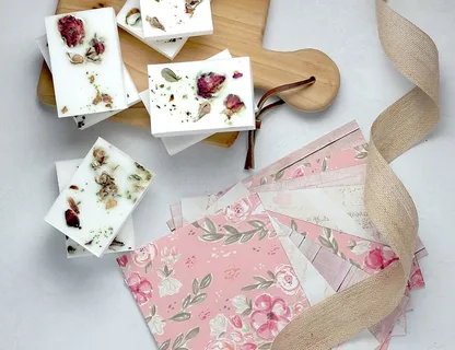 棕色木板附近的粉色和绿色花纸