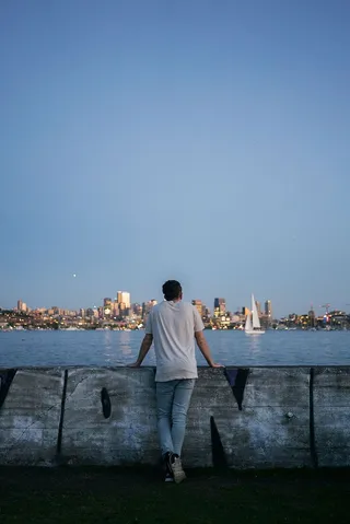 成人，后视图，船，城市，城市灯光，灯光，男人，模特