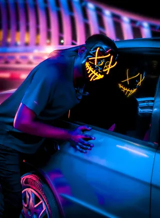 银车旁戴黑黄X口罩者