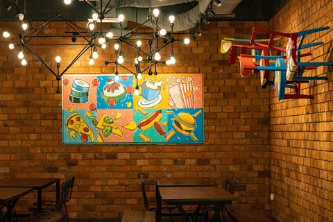 带椅子的棕色木桌