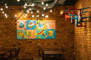 带椅子的棕色木桌