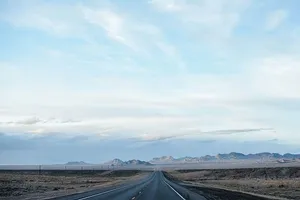沙漠、雾、公路、景观、户外、透视、道路、旅行