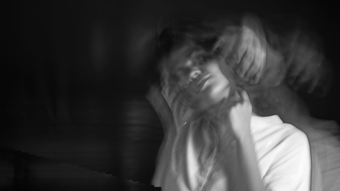 一个人，成年人，室内，悲伤，肖像，头像，情绪，沉思