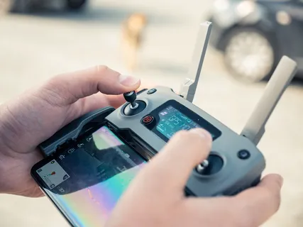 手持无人机遥控器的人