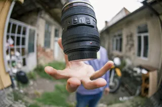 黑色照相机镜头，黑色，照相机，镜头，人，手，白天，人