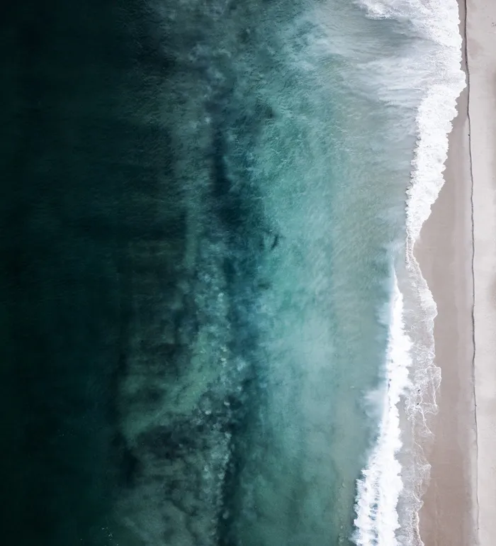 白天海滩海岸鸟瞰图