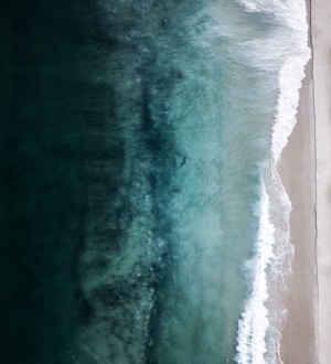 白天海滩海岸鸟瞰图