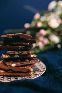 合上一块坚果巧克力