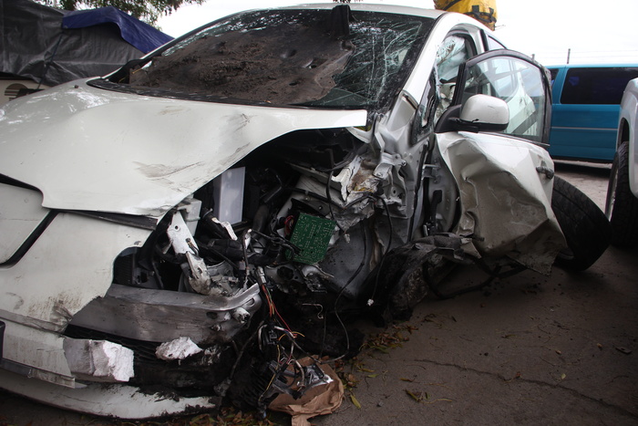 白色轿车，车祸，汽车，事故，车辆，汽车，事故，汽车，撞车