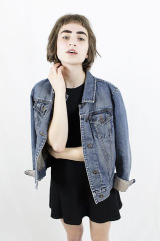 身穿牛仔夹克的女子照片