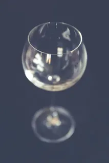 玻璃杯、酒杯、餐桌、花式、优雅、葡萄酒、倒影、饮料 玻璃杯、酒杯、餐桌、花式、优雅、葡萄酒、倒影、饮料