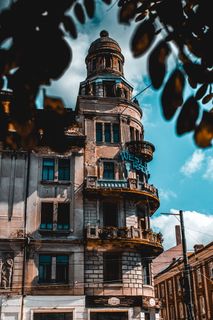 灰色混凝土建筑, 建设, 塔, 体系结构, 尖顶, 尖顶, 家居装饰, 树