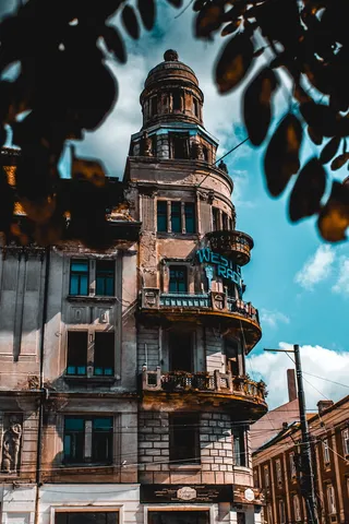 灰色混凝土建筑, 建设, 塔, 体系结构, 尖顶, 尖顶, 家居装饰, 树