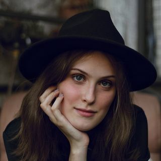 戴黑色软呢帽的妇女